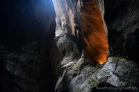 Montagne - rocce e acqua - cascata del ghiacciaio in una grotta - natura al lavoro